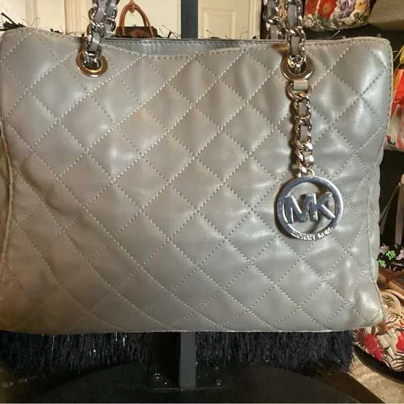 Michael Kors large quilted gray shoulder bag with silver chain straps - Picture 2 of 9
